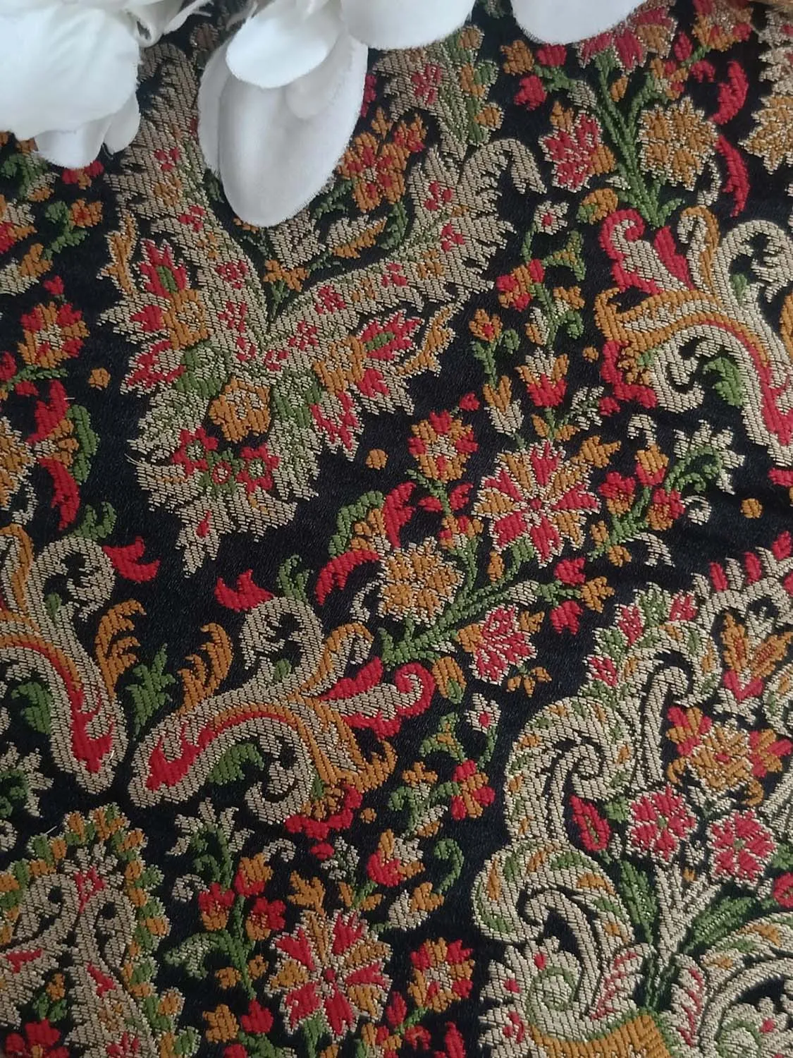 Exquisite Black Banarasi Handloom Kimkhwab Silk Fabric ( 2.5 Mtr )